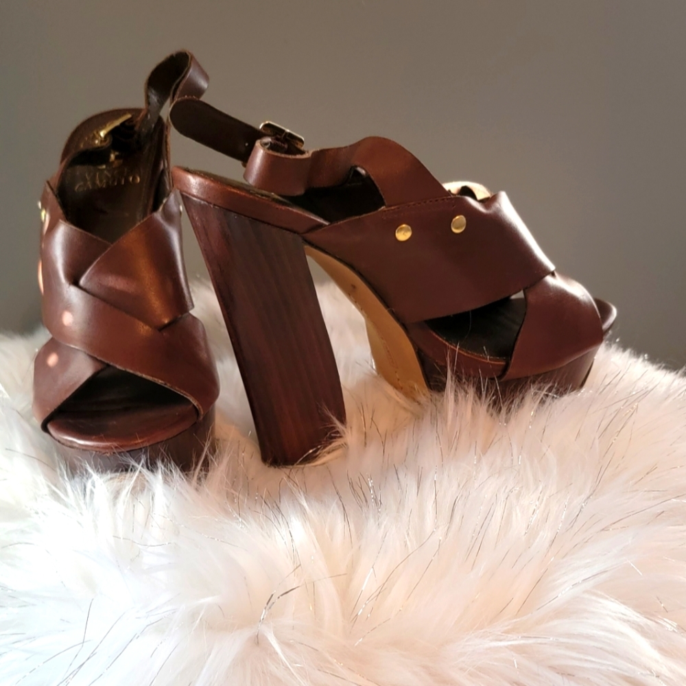Vince Camuto Leather Sandels - Picture 2 of 6